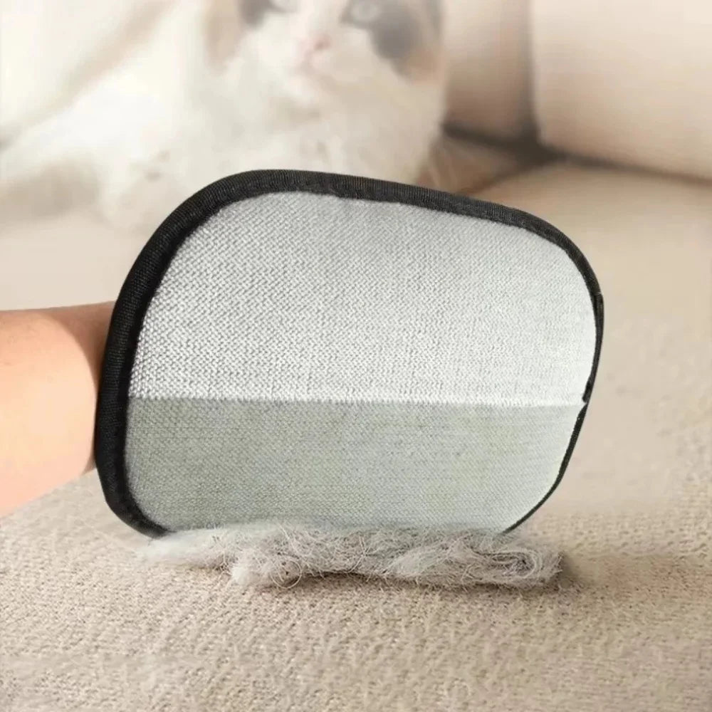 Gant anti-poils qui ramasse les poils de chat sur un canapé en tissu