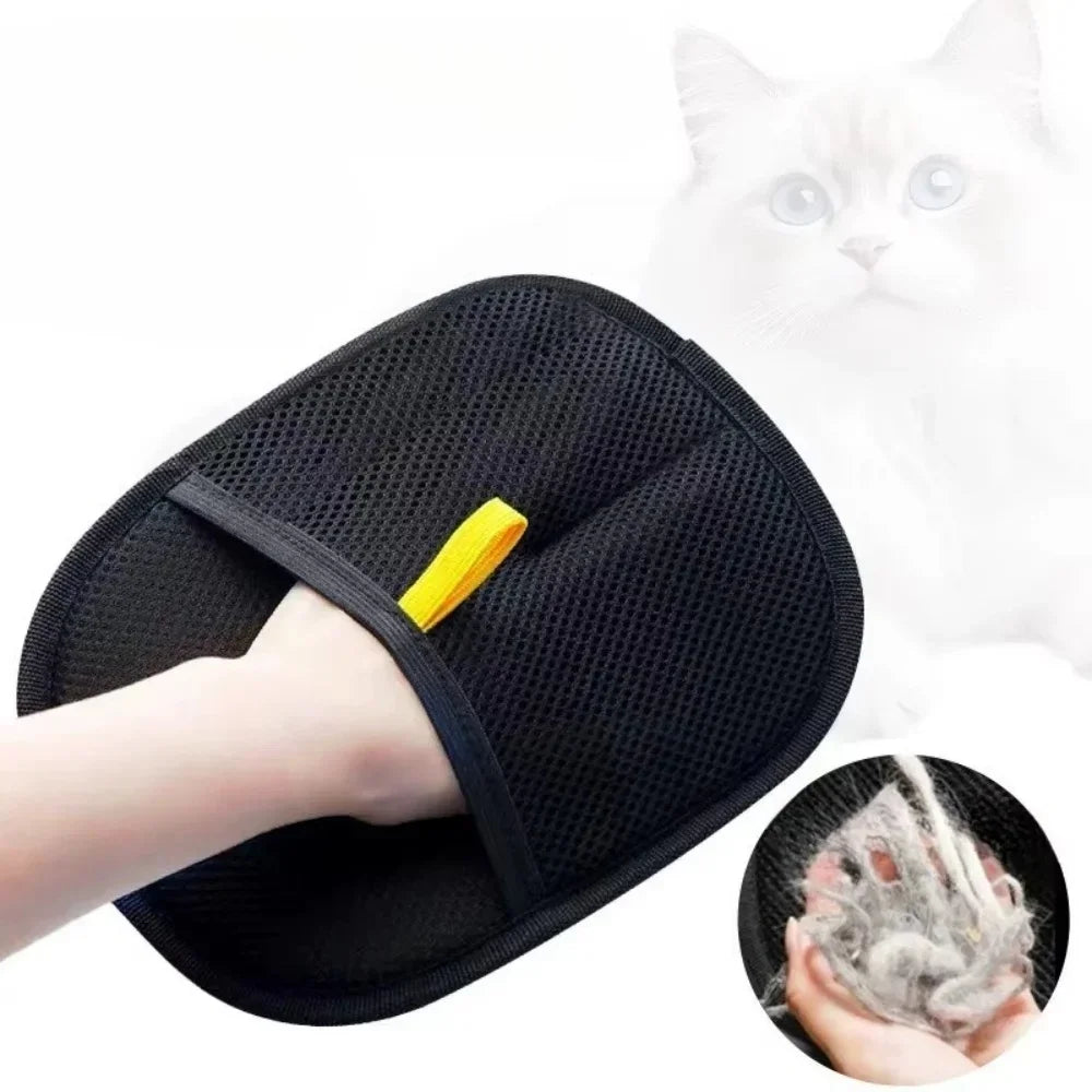 Gant anti-poils enfilé sur la main pour caresser et toiletter un chat